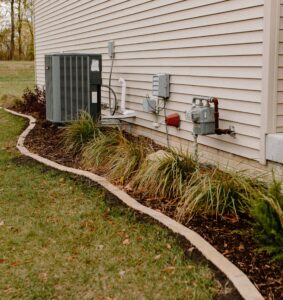 Side of house Mulch Garden Norwalk Seasonal - Des Moines, Iowa