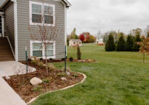 Front Yard Mulch Trees and Plants Norwalk Seasonal - Des Moines, Iowa