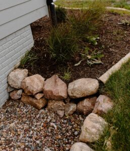 Rock Wall and Garden Norwalk Seasonal - Des Moines, Iowa